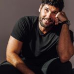 Dudu Azevedo Instagram - Preparem a sala e não percam um minuto desse papo maravilhoso e engraçadíssimo com @gioewbank , @brunogagliasso e @loracarola , temperada com pitadas danadas de amado @leo_fuchs ! Amanhã tem #surubaum !!