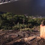 Dudu Azevedo Instagram - As vezes é isolado que a gente encontra as melhores conexões. Na medida certa a solitude será bem vinda. Muito barulho em volta, muita opinião, muita informação pode afastar as respostas. Não é viver imerso em solidão, mas saber a hora de estar só e se sentir bem com isso.