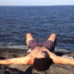 Dudu Azevedo Instagram - As vezes é isolado que a gente encontra as melhores conexões. Na medida certa a solitude será bem vinda. Muito barulho em volta, muita opinião, muita informação pode afastar as respostas. Não é viver imerso em solidão, mas saber a hora de estar só e se sentir bem com isso.