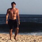 Dudu Azevedo Instagram - As vezes é isolado que a gente encontra as melhores conexões. Na medida certa a solitude será bem vinda. Muito barulho em volta, muita opinião, muita informação pode afastar as respostas. Não é viver imerso em solidão, mas saber a hora de estar só e se sentir bem com isso.