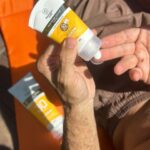 Dudu Azevedo Instagram - Verão no Rio de Janeiro é o ano inteiro e vocês sabem que eu gosto mesmo é de curtir os dias de sol ao ar livre! E proteção solar é fundamental, sempre! ☀️ Por isso, eu não abro mão do Protetor Facial e do Protetor Corporal de Alta Proteção de Australian Gold. Além de proteger contra os raios UVA/UVB, eles tem o toque seco, absorvem rápido e não deixam a pele ou a barba esbranquiçadas pois é facinho de espalhar! 😮‍💨🙏 E sabe o que é ainda mais legal? Australian Gold firmou um compromisso com os oceanos e desenvolveu uma fórmula segura para os corais, a fim de reduzir os impactos ao meio ambiente. 🌊 Vamos repensar nossas escolhas? Prefira protetores solares com selo “Reef Safe”. Siga @australiangoldbrasil e saiba mais. 🐨 #SuaCorDePraia #AustralianGold #Publi