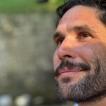 Dudu Azevedo Instagram - Na imensidão que é estar vivo, o primeiro passo antes de qualquer coisa, de querer, de desejar, de pretender, de idealizar… É agradecer. Vivemos em um país com muitos países dentro, muitas realidades, muitas diferenças. Muitos sofrimentos e muitos privilégios também. A empatia é todo dia. A solidariedade, a fraternidade, a civilidade são ativos fundamentais pra uma comunidade saudável. Do calmo e festivo Rio de Janeiro quero desejar aos meus irmãos gaúchos dias melhores, paz, acolhimento e tudo de melhor que possa ser feito pelo povo que está sofrendo com a tragédia que se abate sobre o estado. De Norte a Sul, que possamos ser irmãos brasileiros diante de todos os percalços e das alegrias também. Vosso choro é meu e em breve espero sorrir com vocês novamente. Toda a minha solidariedade ao povo do Rio Grande do Sul. Deixei nos meus stories um Código QR para as doações.
