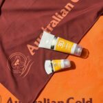 Dudu Azevedo Instagram - Verão no Rio de Janeiro é o ano inteiro e vocês sabem que eu gosto mesmo é de curtir os dias de sol ao ar livre! E proteção solar é fundamental, sempre! ☀️ Por isso, eu não abro mão do Protetor Facial e do Protetor Corporal de Alta Proteção de Australian Gold. Além de proteger contra os raios UVA/UVB, eles tem o toque seco, absorvem rápido e não deixam a pele ou a barba esbranquiçadas pois é facinho de espalhar! 😮‍💨🙏 E sabe o que é ainda mais legal? Australian Gold firmou um compromisso com os oceanos e desenvolveu uma fórmula segura para os corais, a fim de reduzir os impactos ao meio ambiente. 🌊 Vamos repensar nossas escolhas? Prefira protetores solares com selo “Reef Safe”. Siga @australiangoldbrasil e saiba mais. 🐨 #SuaCorDePraia #AustralianGold #Publi
