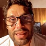 Dudu Azevedo Instagram - Sobre se arriscar e só assim poder viver algo em sua plenitude. Fico sempre procurando alguma coisa que me inspire, textos, histórias, músicas… é uma forma de me transformar, de me emocionar e me identificar também. Conversando com a Nina sobre isso, ela me falou de uma crônica cujo nome é O Salto, do Antonio Prata ( @antonioprata ). Entendi muito do que ele compartilhou nesse texto e com a ideia de vestir, trazer pra mim e expor alguma coisa minha sobre essa história que ele conta, que acredito ser sobre ele, fiz a minha crônica sobre a crônica. Alguns medos e inseguranças precisam ser vencidos, pra nossa própria liberdade. Certos lugares só podem ser alcançados se nos pusermos na direção.