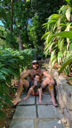 Dudu Azevedo Instagram - A vida é sobre realizar, sobre sentir, sobre aprender, superar, evoluir e não sobre ter.

Quem vive buscando posses, bens materiais, riqueza, ignora e subestima as melhores coisas da vida.

O tempo passa e nada se leva dessa vida que não seja a nossa própria história.
Nem fortuna, nem poder, nada material!

Muito melhor sentir, muito melhor ser.

As coisas a que me proponho me fazem bem e me realizam. São escolhas e elas sacrificam outras possibilidades, mas na medida em que me conheço melhor, mais seguro me sinto pra fezê-las.