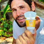 Dudu Azevedo Instagram - Hoje é um novo dia para abraçar a vida com toda energia que o sol nos oferece. Cuidar de si mesmo é essencial. Cuidar do meio ambiente também. Tudo está conectado. Por isso eu tenho como parceira a Australian Gold, que protege sua pele e até os oceanos através das suas fórmulas que são 100% seguras para os corais. Então, eu quero te convidar a viver q vida do lado de fora. Ao ar livre. Com cuidado e proteção. Consigo mesmo e com o meio ambiente. Comigo e com Australian Gold. Vamos juntos? #SuaCorDePraia #AustralianGold