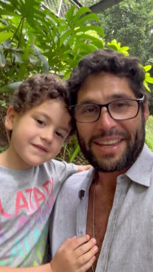 Dudu Azevedo Instagram - Vale muito o entendimento sobre o desejo de ser e a percepção sobre estar.
O tempo inteiro relacionamos o momento real com o momento ideal.
Idealizar pode ser sobre planos, sobre sonhos, mas precisa ser também sobre realizações.
As ideias precisam sair do seu campo teórico, hipotético, e se tornar práticas, reais. Mesmo que não aconteçam exatamente como planejadas.
Portanto, sobre as ideias, os sonhos e o tempo; como viver tudo isso e seus processos é que faz a diferença.
Se ainda for só o primeiro passo ou a realização final, o segredo é a forma como a gente vive cada momento.

Boa semana!
