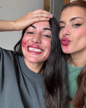 Dulceida Instagram - holi, como estos días no estoy teniendo mucho tiempo, os dejo unas selfies chuleando de pelo 🔥 cuando me he quitado el recogido después de grabar, el ataque de besos a Alba, una foto que he encontrado en el ordenador de 2016 😱 y algunas que tenía en el carrete de esta semana loca ✨