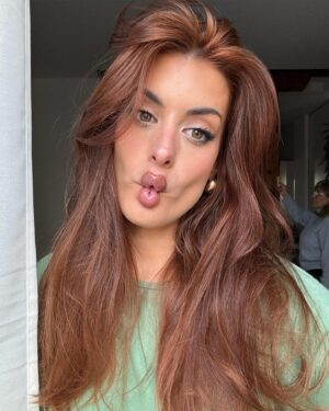 Dulceida Instagram - holi, como estos días no estoy teniendo mucho tiempo, os dejo unas selfies chuleando de pelo 🔥 cuando me he quitado el recogido después de grabar, el ataque de besos a Alba, una foto que he encontrado en el ordenador de 2016 😱 y algunas que tenía en el carrete de esta semana loca ✨