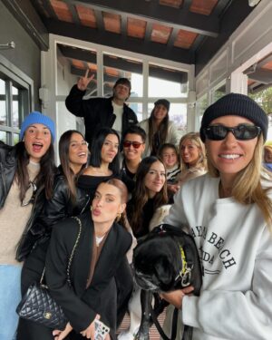 Dulceida Instagram - semana santa ✨🌷☁️🍀🤸🏼‍♀️🫶🏼

1. amando el marrón 🪵
2. es que me la zampo 🐸
3. parte del grupo vitamina ✨
4. los más guapos del mundo 🐶
5. chulita 🐭
6. hermanas 🤍
7. enamorada del coche 🤸🏼‍♀️
8. paparazziiiiu 🫠
9. con DULCEOK tenéis descuento en okmobility 🫰🏻
10. el peinado más moni que me ha quedado 🧚🏻‍♀️