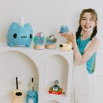 林莎 Instagram - 一起祝：咖波～～10歲生日快樂🎂！！ 「貓貓蟲咖波」10週年啦，咖波、狗狗、奶泡貓太萌了 （大融化💙） 7-11這次也推出了超～多～萌趣周邊新品！ 4款304不鋼雙層吸管杯，環保還能隨時隨地帶著走 還有夏天最需要的折疊電風扇，熱氣散去自帶咖波風🧊 不行不行！立體造型系列咖波⋯過份可愛了！ 多功能收納大公仔，可以當衛生紙盒也是收納盒 重點本人超巨分量感十足！(3KG) 粉絲一定要收啦 另外造型積木音樂盒真的超級療癒！咖波開車環島探險 而且而且！居然還有毛孩系列 🐱 @7eleventw 全面照顧啦！！！ 罐頭造型寵物墊～哪個毛寶貝不愛罐罐？ 咖波加上毛小孩，根本可愛雙爆擊～～ 這些可愛的咖波，各位肉肉們一定要筆記📝 《貓貓蟲咖波10週年生日慶 環島探險》集點送 📣 5/1(三)下午3點~5/12門市快閃購 至門市不限消費金額 報手機 直接買！ 5/13下午3點起OPENPOINT App 小7集點卡6點加價預購 #貓貓蟲咖波 #咖波 #capoo #7ELEVEN #門市快閃購