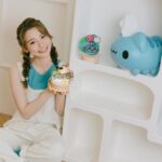 林莎 Instagram - 一起祝：咖波～～10歲生日快樂🎂！！ 「貓貓蟲咖波」10週年啦，咖波、狗狗、奶泡貓太萌了 （大融化💙） 7-11這次也推出了超～多～萌趣周邊新品！ 4款304不鋼雙層吸管杯，環保還能隨時隨地帶著走 還有夏天最需要的折疊電風扇，熱氣散去自帶咖波風🧊 不行不行！立體造型系列咖波⋯過份可愛了！ 多功能收納大公仔，可以當衛生紙盒也是收納盒 重點本人超巨分量感十足！(3KG) 粉絲一定要收啦 另外造型積木音樂盒真的超級療癒！咖波開車環島探險 而且而且！居然還有毛孩系列 🐱 @7eleventw 全面照顧啦！！！ 罐頭造型寵物墊～哪個毛寶貝不愛罐罐？ 咖波加上毛小孩，根本可愛雙爆擊～～ 這些可愛的咖波，各位肉肉們一定要筆記📝 《貓貓蟲咖波10週年生日慶 環島探險》集點送 📣 5/1(三)下午3點~5/12門市快閃購 至門市不限消費金額 報手機 直接買！ 5/13下午3點起OPENPOINT App 小7集點卡6點加價預購 #貓貓蟲咖波 #咖波 #capoo #7ELEVEN #門市快閃購