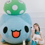 林莎 Instagram - 一起祝：咖波～～10歲生日快樂🎂！！ 「貓貓蟲咖波」10週年啦，咖波、狗狗、奶泡貓太萌了 （大融化💙） 7-11這次也推出了超～多～萌趣周邊新品！ 4款304不鋼雙層吸管杯，環保還能隨時隨地帶著走 還有夏天最需要的折疊電風扇，熱氣散去自帶咖波風🧊 不行不行！立體造型系列咖波⋯過份可愛了！ 多功能收納大公仔，可以當衛生紙盒也是收納盒 重點本人超巨分量感十足！(3KG) 粉絲一定要收啦 另外造型積木音樂盒真的超級療癒！咖波開車環島探險 而且而且！居然還有毛孩系列 🐱 @7eleventw 全面照顧啦！！！ 罐頭造型寵物墊～哪個毛寶貝不愛罐罐？ 咖波加上毛小孩，根本可愛雙爆擊～～ 這些可愛的咖波，各位肉肉們一定要筆記📝 《貓貓蟲咖波10週年生日慶 環島探險》集點送 📣 5/1(三)下午3點~5/12門市快閃購 至門市不限消費金額 報手機 直接買！ 5/13下午3點起OPENPOINT App 小7集點卡6點加價預購 #貓貓蟲咖波 #咖波 #capoo #7ELEVEN #門市快閃購