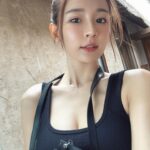 林莎 Instagram - 最近這兩個月密集的錄外景，飯店變成我的家了 (*ﾟ∀ﾟ*) ：有小陽台可以呼吸新鮮空氣伸伸懶腰 ☁️ ：住到好棒的飯店真的會有突然不想回家的念頭 ：快半夜1點還在外景車上隔天還要5點起床啊啊啊 ：最後一張是難得回家，打開新換上的冷氣⋯ 太太太不想離開家裡了 ～～～