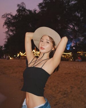 林莎 Instagram - 好～久～不～見～ 
最近這兩週隱居⋯過著原始的生活 🐻
手機呢！當然也是被限制使用惹。
正在錄的這個新節目，對我來說是全新的挑戰～
全然的感受到心靈成長有很大一部份是面對未知的事物
這個節目每一天每一天，都帶給我值得學習的人生觀。
覺得自己又長大了🐣
～～拿到了手機跟大家say Hi，明天繼續繳回手機啦！！