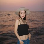 林莎 Instagram - 好～久～不～見～ 最近這兩週隱居⋯過著原始的生活 🐻 手機呢！當然也是被限制使用惹。 正在錄的這個新節目，對我來說是全新的挑戰～ 全然的感受到心靈成長有很大一部份是面對未知的事物 這個節目每一天每一天，都帶給我值得學習的人生觀。 覺得自己又長大了🐣 ～～拿到了手機跟大家say Hi，明天繼續繳回手機啦！！