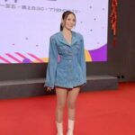 林莎 Instagram - 嚟香港參加全新節目《女神同行》記者會 🤍 真係好開心囉，見到咁多人 呢個節目會帶大家去我細細個長大嘅地方， 你知唔知道係邊到呀(*'▽'*)！？ 除咗我，仲有9位女神陪大家周圍玩～ 約定你哋，一定要睇呀🫶🏻 3月4日起 _ 逢星期一至五 晚上8:30 _ 77台HOY TV 服裝： @ganni @thisislightwell 鞋子： @charleskeithofficial @charleskeith_tw 飾品： @venna.co 造型： @eavecning @ningstyling