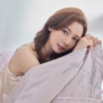 林莎 Instagram - 換了新的床品，像掉進雲朵裡面 ☁️ 控制不住自己的在床上～打滾了起來(*ˊᵕˋ*)੭ 嘿嘿～就是我這次在MumuLife官網 挑選的「TENCEL」天絲寢具 🛏️🤍 手感軟軟綿綿、豐盈輕柔， 最高等級的100支天絲，吸濕抗靜電。 功能性和美感兼具的TENCEL， 採用Micro技術天然植物纖維 接觸過一次就會愛上的親膚、舒適、透氣。 洗完澡進入被窩的那一刻，一整天的疲倦煩惱都被天絲撫平了。 甚至人在飯店的我，光想到家裡的床都覺得療癒 ☁️🕊️ 💌 結帳時輸入折扣碼「Lisa03」除了折扣外 還加贈石墨烯發熱被or發熱毯（二選一） 購買搜尋MumuLife官網～或是我限動有連結🔗 P.S.有綠色小吊卡才是奧地利蘭精公司「認證」過真正的天絲喔～