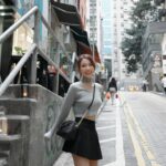 林莎 Instagram - 又來了香港 ⚡️ 工作前的小空檔去了趟星街 我跟經紀人呢，兩個人完全愛上了這裡！ 十張照片完全不夠放啊。 有一種慢慢時光，舒適愜意的氛圍。 還有光是街名「日、月、星街」 💫 就好浪漫 我們逛了小店、一起買了香水， 選了間咖啡廳點了檸檬氣泡水⋯ 餐酒館、設計小店每間都想走進去。 像是個獨特風格的小社區，怎麼繞怎麼喜歡 🤍 買了bake house不用排隊的蛋撻 她吃到了好吃披薩跟飯糰 短短的小時間，幸福感滿滿。 要說的話嘛， 下次要早點來就能在咖啡廳點咖啡了！ 下次隔天不用工作就能選間餐廳大吃了！ 下次，下次⋯喔對我們下次還會再來的 ♥︎ 針織上衣、百褶裙、長靴： @yuyu_active