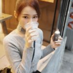 林莎 Instagram – 又來了香港 ⚡️
工作前的小空檔去了趟星街
我跟經紀人呢，兩個人完全愛上了這裡！
十張照片完全不夠放啊。
有一種慢慢時光，舒適愜意的氛圍。
還有光是街名「日、月、星街」 💫  就好浪漫
我們逛了小店、一起買了香水，
選了間咖啡廳點了檸檬氣泡水⋯
餐酒館、設計小店每間都想走進去。
像是個獨特風格的小社區，怎麼繞怎麼喜歡 🤍

買了bake house不用排隊的蛋撻
她吃到了好吃披薩跟飯糰
短短的小時間，幸福感滿滿。
要說的話嘛，
下次要早點來就能在咖啡廳點咖啡了！
下次隔天不用工作就能選間餐廳大吃了！
下次，下次⋯喔對我們下次還會再來的 ♥︎

針織上衣、百褶裙、長靴： @yuyu_active