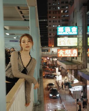 林莎 Instagram - 兩天前。
在香港工作的這兩天，平均一天走了一萬六千步。

下班後的宵夜time與走回飯店的沿路逛街、隨拍 📷
好快樂～走再多路我也願意啊 ！