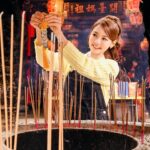 林莎 Instagram - 有沒有可能是去年仕高利達禮盒內的新港奉天宮開運錢母讓一整年順順利利！！(๑•̀∀•́ฅ ✧ 去年錯過的～～今年與新港奉天宮再次合作啦！！ 推出金雪莉/12年/金牌700ml 三款禮盒 「2024仕高利達x新港奉天宮 龍奉呈祥新春禮盒」 每款禮盒都有700ml威士忌乙瓶，以及祥龍迎春五寶幣乙個 (即為五帝錢) 而且呢～禮盒與五寶幣有至奉天宮進行過香火儀式唷！ 12年藍色象徵 #事業成功 金雪莉橘色代表 #平安順心 金牌金色帶有 #財運滾滾來 之意！ 我自己是三個都掛上了啦～～🤩 販售時間：即日起至售完為止 販售地點：各菸酒專賣店、大賣場、便利商店 ⚠️禁止酒駕 未滿18歲禁止飲酒🔞 #仕高利達 #ScottishLeader #2024春節禮盒