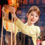 林莎 Instagram - 有沒有可能是去年仕高利達禮盒內的新港奉天宮開運錢母讓一整年順順利利！！(๑•̀∀•́ฅ ✧ 去年錯過的～～今年與新港奉天宮再次合作啦！！ 推出金雪莉/12年/金牌700ml 三款禮盒 「2024仕高利達x新港奉天宮 龍奉呈祥新春禮盒」 每款禮盒都有700ml威士忌乙瓶，以及祥龍迎春五寶幣乙個 (即為五帝錢) 而且呢～禮盒與五寶幣有至奉天宮進行過香火儀式唷！ 12年藍色象徵 #事業成功 金雪莉橘色代表 #平安順心 金牌金色帶有 #財運滾滾來 之意！ 我自己是三個都掛上了啦～～🤩 販售時間：即日起至售完為止 販售地點：各菸酒專賣店、大賣場、便利商店 ⚠️禁止酒駕 未滿18歲禁止飲酒🔞 #仕高利達 #ScottishLeader #2024春節禮盒