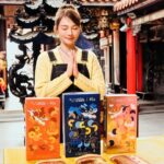 林莎 Instagram - 有沒有可能是去年仕高利達禮盒內的新港奉天宮開運錢母讓一整年順順利利！！(๑•̀∀•́ฅ ✧ 去年錯過的～～今年與新港奉天宮再次合作啦！！ 推出金雪莉/12年/金牌700ml 三款禮盒 「2024仕高利達x新港奉天宮 龍奉呈祥新春禮盒」 每款禮盒都有700ml威士忌乙瓶，以及祥龍迎春五寶幣乙個 (即為五帝錢) 而且呢～禮盒與五寶幣有至奉天宮進行過香火儀式唷！ 12年藍色象徵 #事業成功 金雪莉橘色代表 #平安順心 金牌金色帶有 #財運滾滾來 之意！ 我自己是三個都掛上了啦～～🤩 販售時間：即日起至售完為止 販售地點：各菸酒專賣店、大賣場、便利商店 ⚠️禁止酒駕 未滿18歲禁止飲酒🔞 #仕高利達 #ScottishLeader #2024春節禮盒