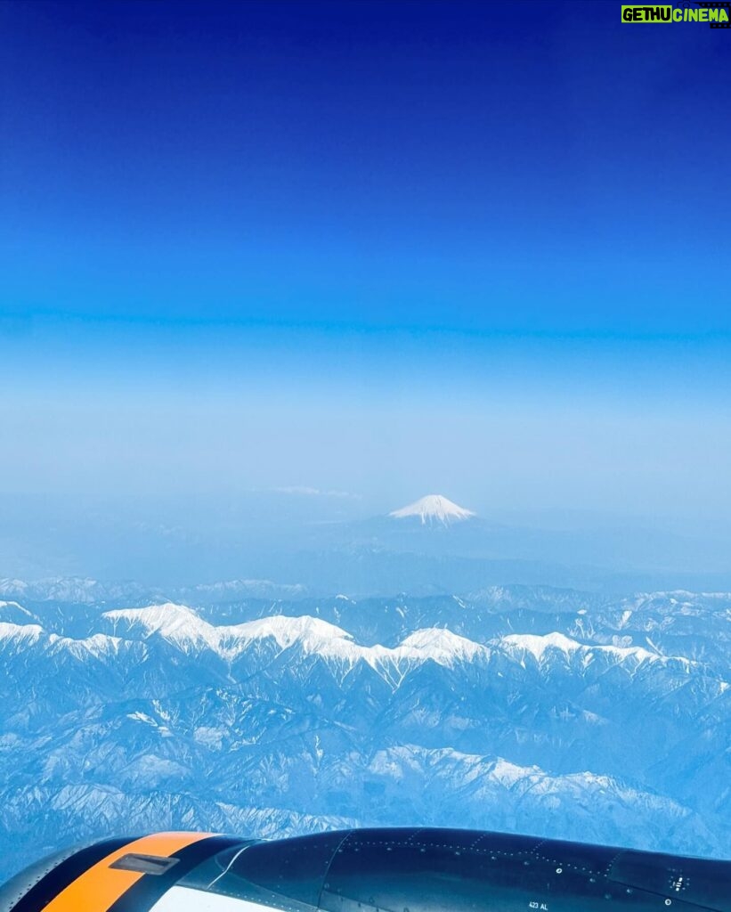 林莎 Instagram - 歐嗨唷 ʕ•ᴥ•ʔ 南部外景收工後，馬上把夏天的衣服換成冬天 迅速打包上飛機！！ 跟著食尚玩家來福島出任務哩 🇯🇵 好開心可以再次來到福島， 還在飛機上看見了富士山🗻 良かった～～╰(*´︶`*)╯♡