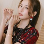 林莎 Instagram - 紅通通の繼續可愛下去 ( *ฅ́˘ฅ̀*) 說到可愛，怎麼可以不提Hello Kitty 🎀 @7eleventw 的Hello Kitty春日好蒔光門市快閃購 Hello Kitty X 幾米《月亮忘記了》聯名系列 跟療癒的幾米一起推出了限量包款～ 一系列款式大大小小都有，精緻質感的金屬牌、拉鍊片 LOGO✨是超萌的幾米kitty～～ 還有kitty50周年限定植物瓶，超人氣的三個角色都要收集到吧💙❤️💜！ 不用天天澆水，輕鬆照顧植物成長樂趣～（這個植物瓶我好喜歡～ 還有小家電系列，粉粉嫩嫩日常打理生活就是要這樣可可愛愛 每款都是輕巧機身，外出商務、露營也超OK 👏🏻 餐盤系列、近年超夯的韓式烤盤，可適用各種爐具唷 還有這台戶外露營拖車，走到哪可愛到哪～～ 每樣商品都好精緻，Kitty粉絲們趕快入手！ 活動資訊： 門市快閃購：2/22下午3點~4/30 不限消費金額報手機直接以超值價格購買 趕快設鬧鐘開搶啦～～♡♡♡ #hellokitty #sanrio #711 #門市快閃購