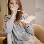 林莎 Instagram - 今天經紀人一看到我，就問我在高雄是不是過的很開心～～ 好啦我知道了 今天開始封住嘴巴！！！！！不講話了