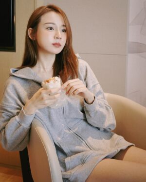 林莎 Instagram - 今天經紀人一看到我，就問我在高雄是不是過的很開心～～
好啦我知道了
今天開始封住嘴巴！！！！！不講話了