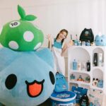 林莎 Instagram - 一起祝：咖波～～10歲生日快樂🎂！！ 「貓貓蟲咖波」10週年啦，咖波、狗狗、奶泡貓太萌了 （大融化💙） 7-11這次也推出了超～多～萌趣周邊新品！ 4款304不鋼雙層吸管杯，環保還能隨時隨地帶著走 還有夏天最需要的折疊電風扇，熱氣散去自帶咖波風🧊 不行不行！立體造型系列咖波⋯過份可愛了！ 多功能收納大公仔，可以當衛生紙盒也是收納盒 重點本人超巨分量感十足！(3KG) 粉絲一定要收啦 另外造型積木音樂盒真的超級療癒！咖波開車環島探險 而且而且！居然還有毛孩系列 🐱 @7eleventw 全面照顧啦！！！ 罐頭造型寵物墊～哪個毛寶貝不愛罐罐？ 咖波加上毛小孩，根本可愛雙爆擊～～ 這些可愛的咖波，各位肉肉們一定要筆記📝 《貓貓蟲咖波10週年生日慶 環島探險》集點送 📣 5/1(三)下午3點~5/12門市快閃購 至門市不限消費金額 報手機 直接買！ 5/13下午3點起OPENPOINT App 小7集點卡6點加價預購 #貓貓蟲咖波 #咖波 #capoo #7ELEVEN #門市快閃購
