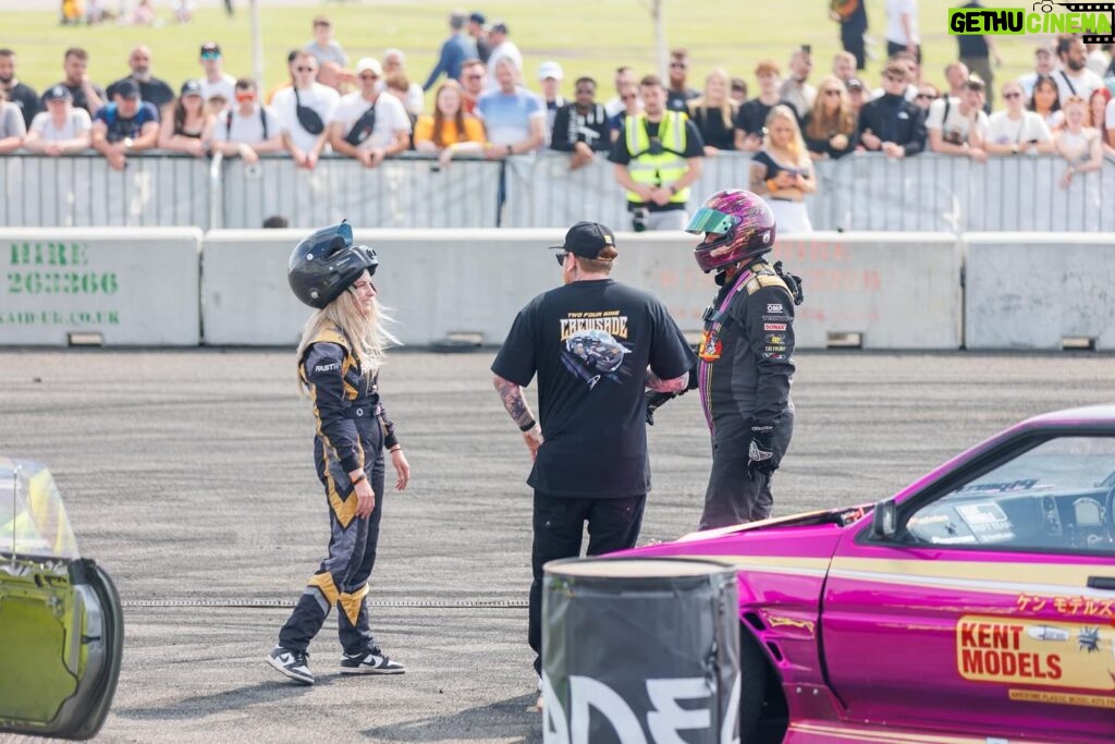 Ebanie Bridges Instagram - @wecrewsade live action put on a SHOW at @gassedontrack! Was such an atmosphere and some crazy people sending it 🏎️ some candids of everyone having a mega time!