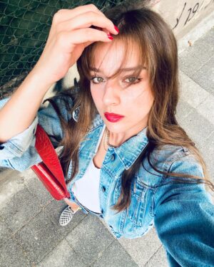 Ecem Çalhan Instagram - Emo nedir? Nasil olunur🤘🏼