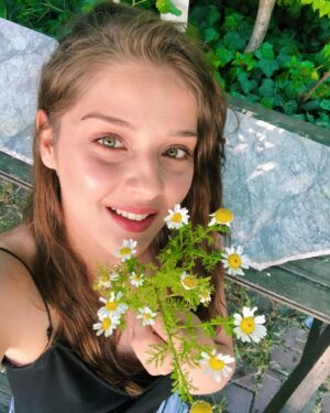Ecem Çalhan Instagram - Cicek bahane, havalar sahane☀️
