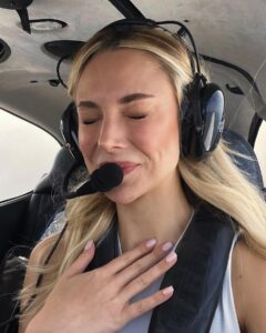 Ecenaz Üçer Instagram - Olumsuz hava koşullarında bile soğukkanlı bir co-pilot 😎 özellikle sonuncu😂😛