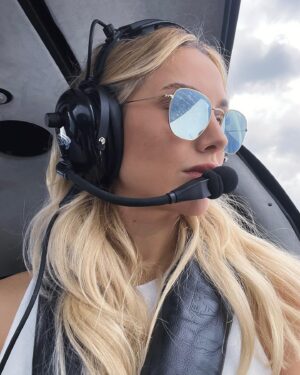 Ecenaz Üçer Instagram - Olumsuz hava koşullarında bile soğukkanlı bir co-pilot 😎 özellikle sonuncu😂😛