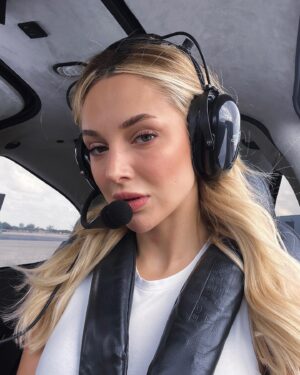 Ecenaz Üçer Instagram - Olumsuz hava koşullarında bile soğukkanlı bir co-pilot 😎 özellikle sonuncu😂😛
