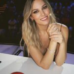 Edurne Instagram - Esta noche comienzan las semifinales de Got Talent!!! Quienes pasarán a la gran final!?? Qué nervios!!!🤩🥰🌟 @gottalenttv 💄: @mateo.makeup 👗: @davidrivas___ @houseofcb 💍: @theofficialpandora #GotTalent #GotTalentEspaña