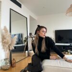 Ege Kökenli Instagram – Hava soğukken süslenip evde oturuyorum
