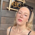 Ege Kökenli Instagram - Her geçen yıl kendimi daha çok seviyorum♥️ Canım ailem, biriktirdiğim muhteşem dostlarım ve kendi dünyamda hissettiğim bütün güzellikler, neşe, mutluluk, umut için hayatıma teşekkür ediyorum 🙌🏻 Yeni yaşım senden ne istediğimi biliyosun!! 🧞‍♂️