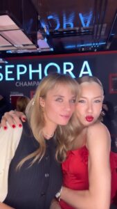Ege Kökenli Instagram - Sadece tuvalleri, duvarları değil birazda birbirimizi boyayalım dedik ♥️💋 Girls just wanna have fun 🥂