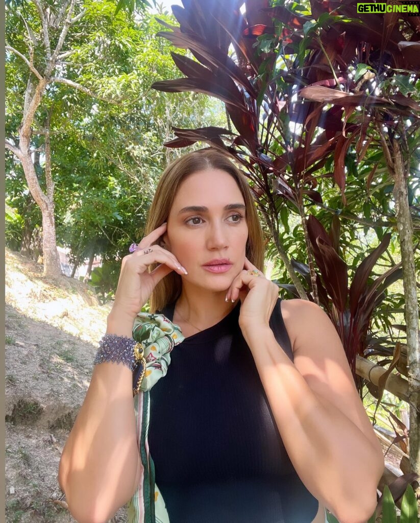 Eileen Abad Instagram - Bienvenido el hermoso verde de mi selva en este plano en mayo💚 Welcome the beautiful green of my jungle in this May plane . Bendito mayo mes dedicado a la Virgen y a las madres, mes de las flores y el trabajador(a) 🙌 Que la alegría de la primavera se refleje cada día en tu vida🌎 #naturallife #naturalstyle #sinfiltros