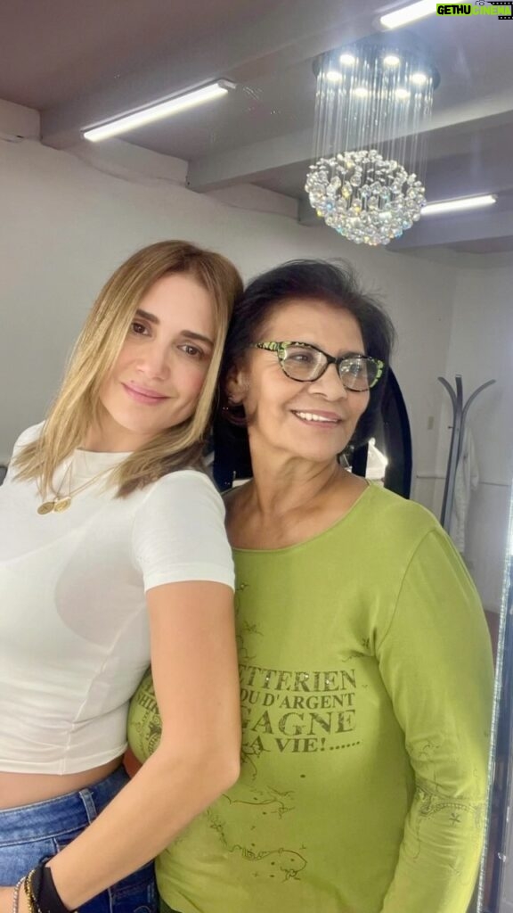 Eileen Abad Instagram - Una de las cosas que más amo hacer en la vida es demostrarle mi agradecimiento a la mujer que todos los días me da su amor incondicional, ✨ Mi Madre Bella✨😍 y le demuestro mi agradecimiento consintiéndola con todo lo que a ella le gusta, como ir a “JS Studio con clase” @js.studioconclase para que mi amiga Jessica me la pongan más guapa de lo que es cuidándole su cabello. 😃 Si eres como yo ,que te encanta consentirte junto a tu mamá, te cuento que en J Studio con clase @js.studioconclase tienen precios de promoción hasta el día de las madres en balayage ,corte ,lavado y secado. Así que sí tienes el cabello de mi largo y te encantaría hacerte un balayage como el mío , corte , lavado y sacado , puedes aprovechar los precios de promoción y te llevas a tu mamá.😜 Lo único que tienes que hacer es escribir al DM de @js.studioconclase agendar tu cita , ahí te daran el precio de lo que está en promoción y te darán más detalles de cualquier otra cosa que te quieras hacer. Pd: 👀Eso sí , los precios de lo que está en promoción , sólo estarán vigentes hasta el día de las madres😉