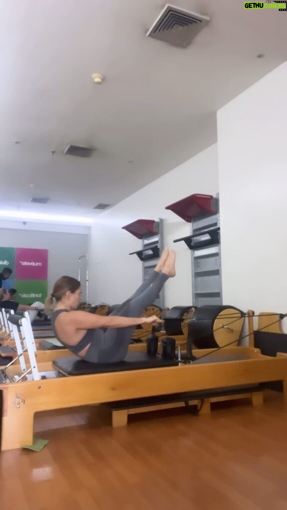 Eileen Abad Instagram - Con la Energy en Evolutión @evolutionenergy_ Porque Pilates Reformer ? Observa mi figura 😜 yo lo amo porque es un ejercicio muy completo y por ello los beneficios son diversos: ayuda a tonificar y fortalecer la musculatura de todo el cuerpo a la vez, mejora y aumenta la flexibilidad progresivamente; durante los ejercicios se estiran y contraen los músculos; corrige la postura……….. Instructor: Armando trampas 😁 así le digo de cariño a mi querido Intructor cuando la clase es intensa😁 lo bueno es que es efectiva. Gracias @armandoarenas_ Feliz weekend 🌎