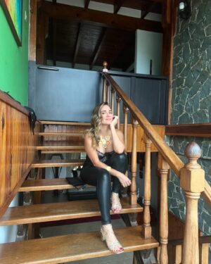 Eileen Abad Instagram - ✨Nada existe allá afuera sino tiene tu atención. Donde enfocas tu atención otorgas poder✨

Viernes, ready to go sin filtros ………..

I hug you 🌎