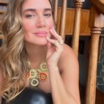 Eileen Abad Instagram - ✨Nada existe allá afuera sino tiene tu atención. Donde enfocas tu atención otorgas poder✨ Viernes, ready to go sin filtros ……….. I hug you 🌎