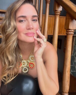 Eileen Abad Instagram - ✨Nada existe allá afuera sino tiene tu atención. Donde enfocas tu atención otorgas poder✨

Viernes, ready to go sin filtros ………..

I hug you 🌎