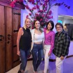 Eileen Abad Instagram - “Personas que se cruza en tu camino no por coincidencia sino porque son una bendición.” 🤩 como mis amigas de luz que las quiero como si las conociera de toda la vida. La pasamos genial celebrando el cumpleaños de mi queridísima Diana @dulcesdianura que siempre nos endulza las celebraciones con sus inigualables postres y con su mundial pavlova que no le gana ninguna 😍 y que en esta ocasión nos tocó endulzarle su cumple 😃 y deleitarle el paladar con la inigualable y exquisita gastronomía de Nuovo hajillo’s @hajillos ✨Momento especial con la luz de amigas que ilumina la vida✨😃 Pd: Gracias Neila por alegrar a la cumpleañera cantándole el cumpleaños en francés , eres un ☀️😃 #Celebración #Cumpleaños#nuovo #Hajillos #Special #Moments #Amistad #granvalor #thanks #dios